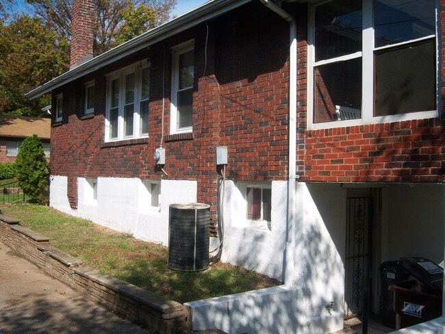 Building Photo - 2 Bedroom Brick Home $1095