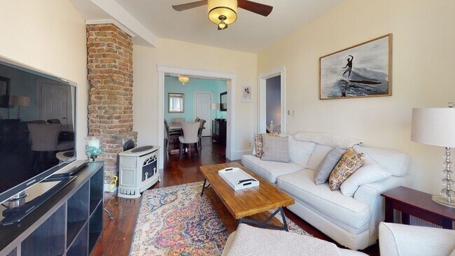 Building Photo - 573 Bennington St