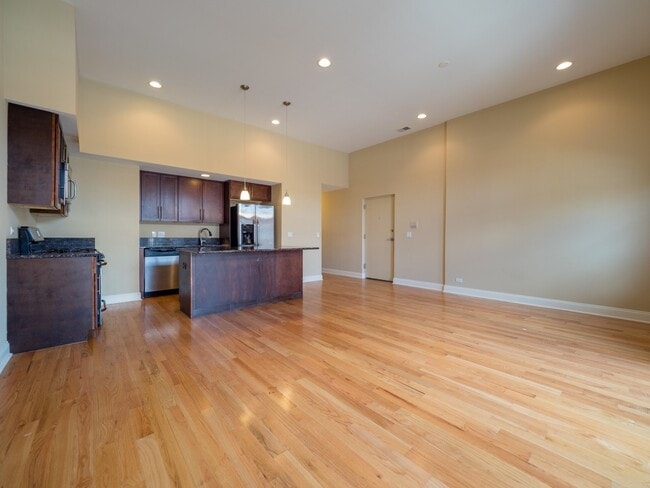 Foto del edificio - 7453 N Western Ave