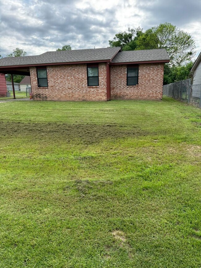 Foto del edificio - Three Bed/One BathHome/Freshly Painted/Fenced Yard