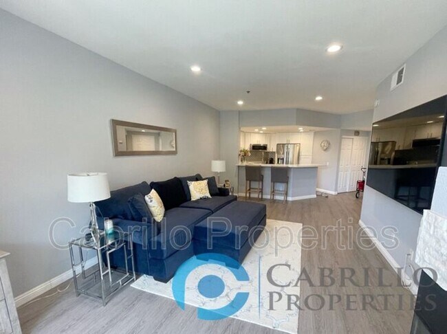 Building Photo - 640 Camino De La Reina
