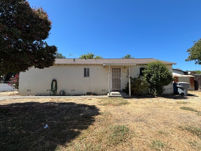 Building Photo - 1455 Alamo Dr