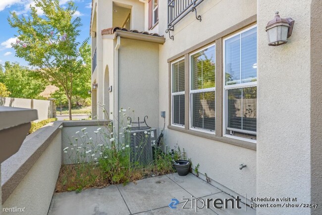 Building Photo - 4 br, 3.5 bath Townhome - 5066 Fioli Loop,...