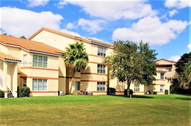 Building Photo - 3400 Pinewalk Dr N