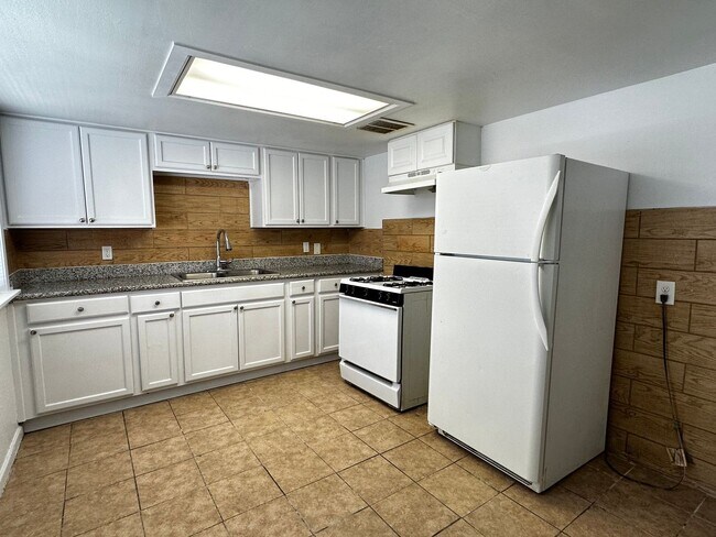 Building Photo - 14005 N Palm St