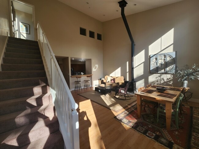 Building Photo - 562 Evans Ct