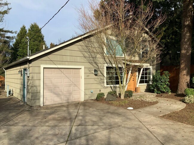 Foto del edificio - A Must See! 4 Bedroom House in North Eugene
