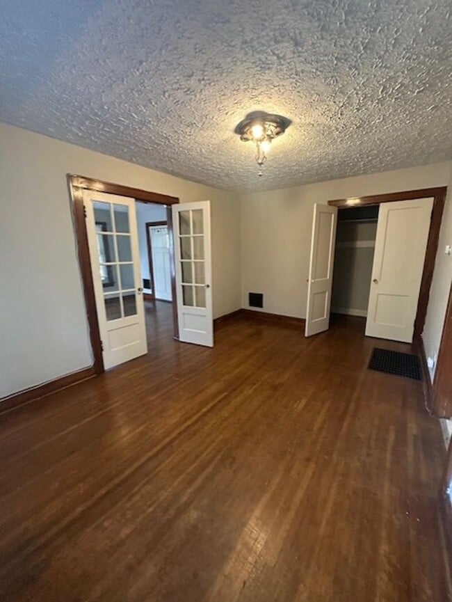 Building Photo - Large Grandview 1 Bedroom.