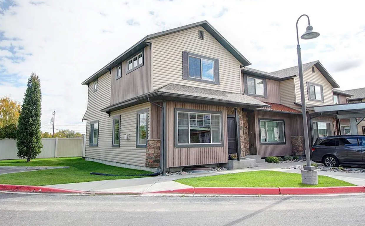 Foto principal - 4 bed 2.5 bath townhome in Rexburg