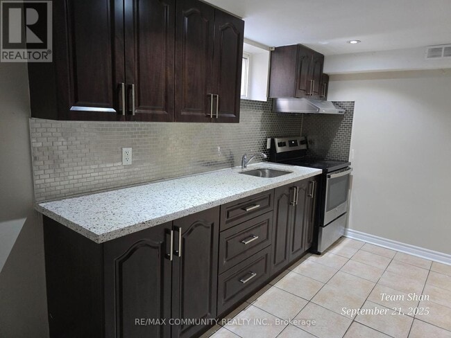 Building Photo - 122 Kitchener Rd