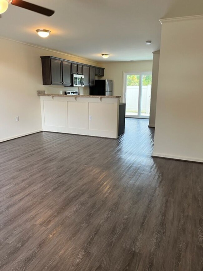 Building Photo - Midway Park!