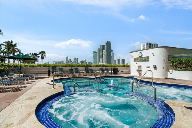 Foto del edificio - 1717 N Bayshore Dr