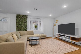 Building Photo - 515 44th St