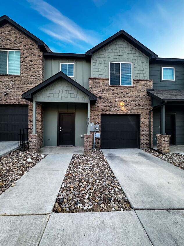 Modern Built Townhome with Fenced Yard – Perfectly Situated Minutes from Fort Worth & Dallas - Modern Built Townhome with Fenced Yard – Perfectly Situated Minutes from Fort Worth & Dallas