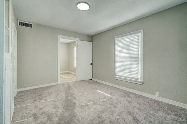 Foto del edificio - Modern Charm: Stylishly Renovated 2-Bedroo...