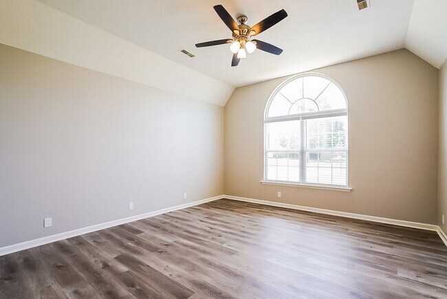 Building Photo - 705 Tot Dr