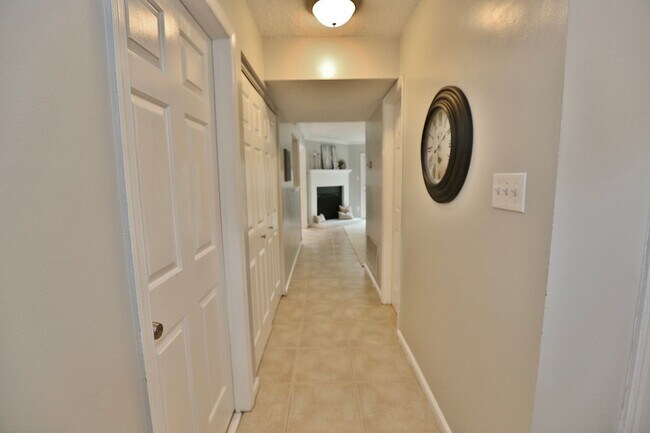 Foto del edificio - MUST SEE! Charming 3-Bedroom Townhome in Thoroughgood! 1-Car Attached Garage!