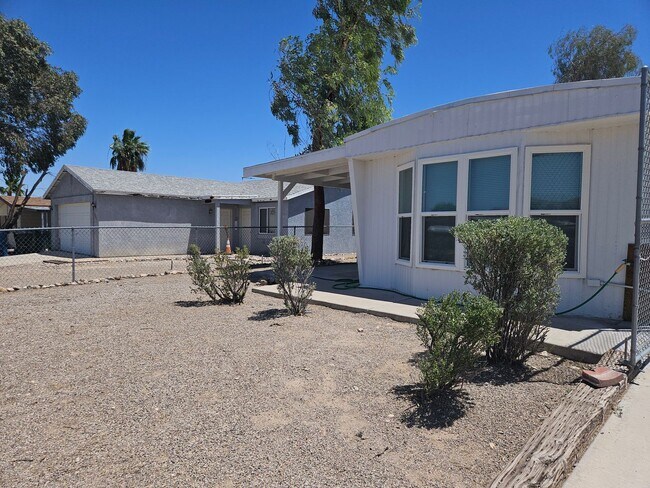 Building Photo - 2 Bed/1 Bath Mobile one block from the River