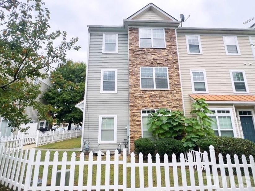 Foto principal - End Unit Townhome for Rent