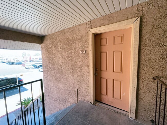 Building Photo - 2 bedroom 1 bathroom condo