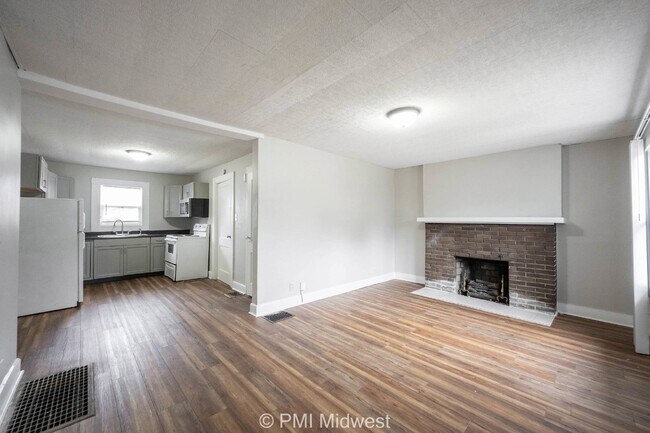 Building Photo - Charming 2-Bedroom Home with Fireplace in Indianapolis!