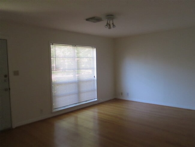 Foto del edificio - 2311 Bron Holly Dr