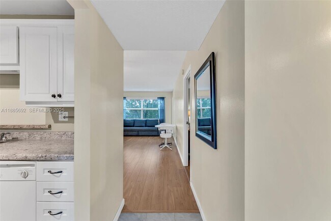 Foto del edificio - 5000 NW 36th St