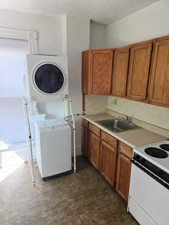 Washer & Dryer portable - 45 1/2 E Duncan St