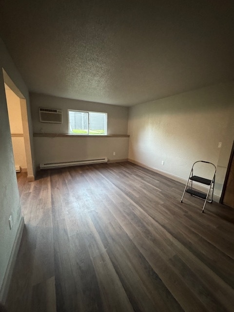 Living area - 350 S Poplar Ave