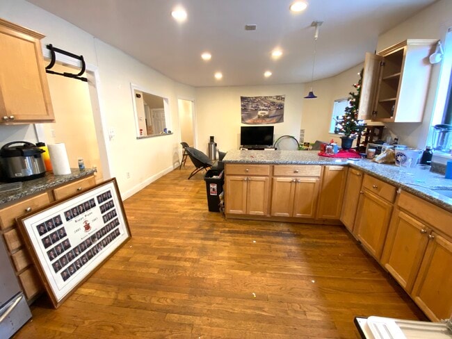 Building Photo - 72 Ashford St