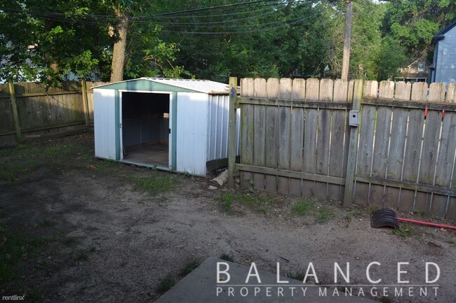 Building Photo - 2 br, 1 bath Duplex - 1327 SW Washburn Ave