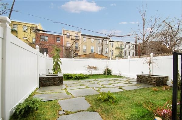Building Photo - 15 Covert Street