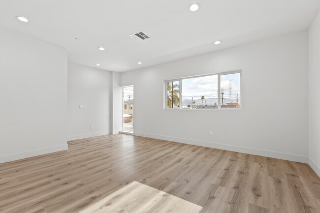 Foto del edificio - 6941 Simpson Ave