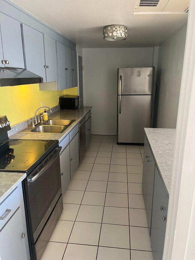 Building Photo - Downtown 1 Bedroom Condo