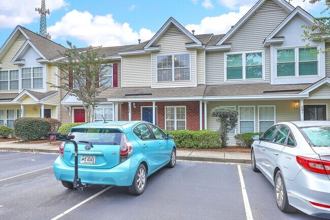 Foto del edificio - Move in Ready Townhouse in Summer Wood!
