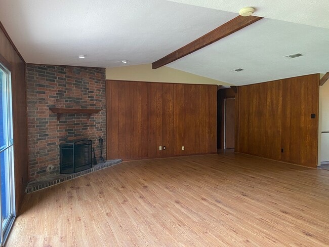 Building Photo - 308 E 19th Ave