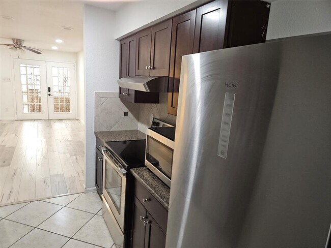 Foto del edificio - 2425 Holly Hall St