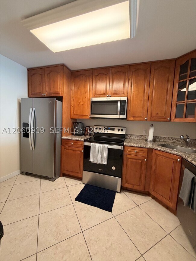 Building Photo - 3375 N Country Club Dr