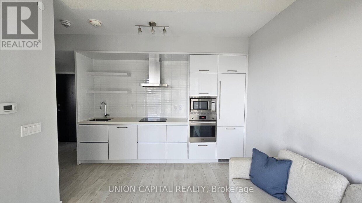 Primary Photo - 2221-2221 Yonge St