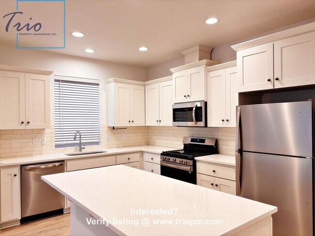 Foto del edificio - 2442 Brackenfern Rd