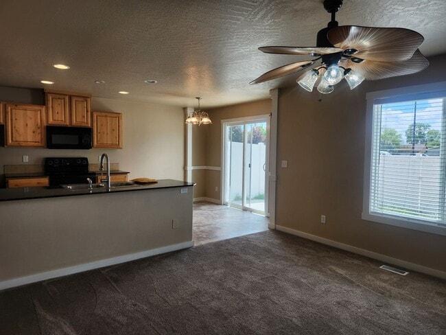 Building Photo - Beautiful 2 level Townhouse