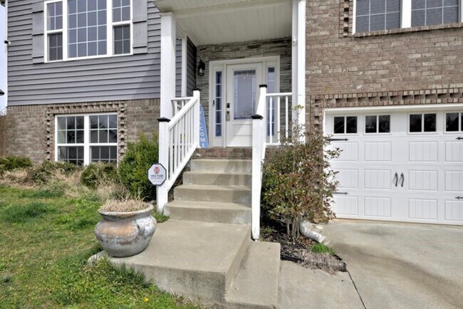Building Photo - 800 Banister Dr
