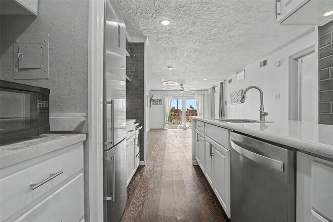 Building Photo - 307 Yacht Club Ln