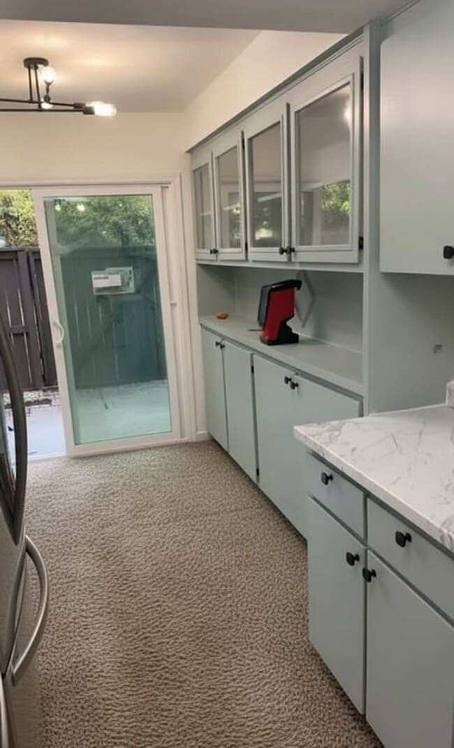 Building Photo - Great 2 story 3bd/1.5 bath townhome