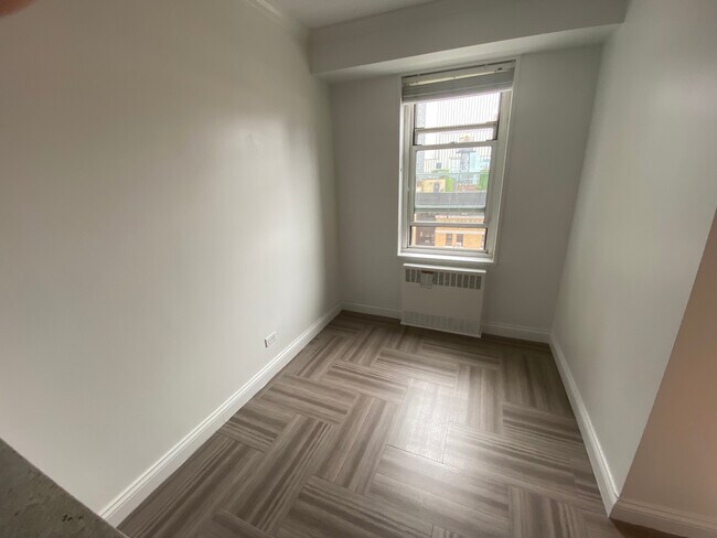 Building Photo - 747 10th Ave