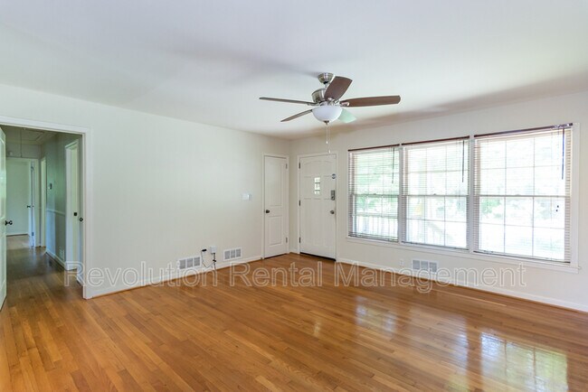 Building Photo - 2679 Warwick Cir NE