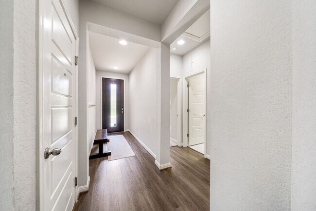 Foto del edificio - Welcome to this beautiful 4-bedroom, 3-bat...