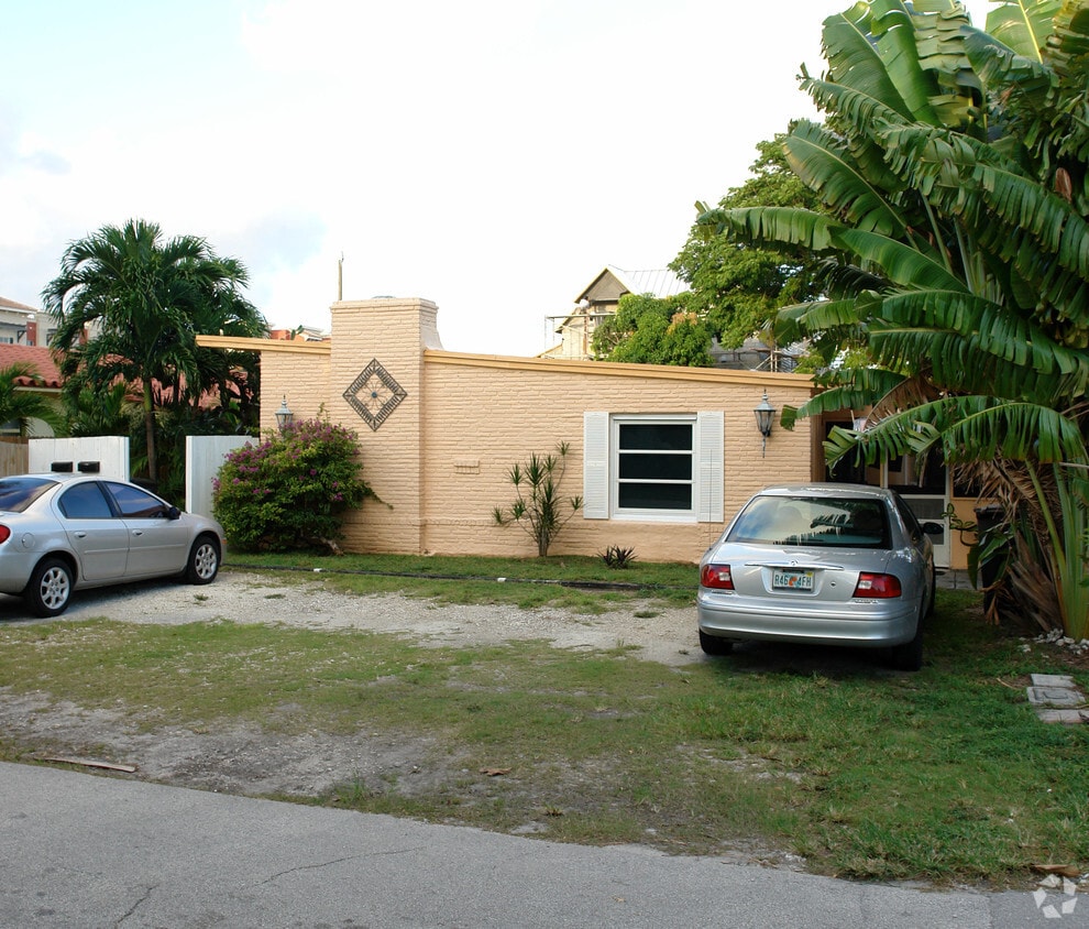 Building Photo - 1111 N Victoria Park Rd