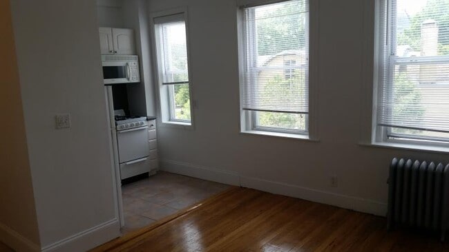 Building Photo - 61 Park Dr