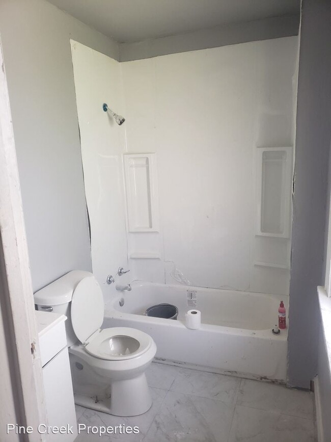 Building Photo - 4 br, 1 bath House - 13819 Cranwood Dr.